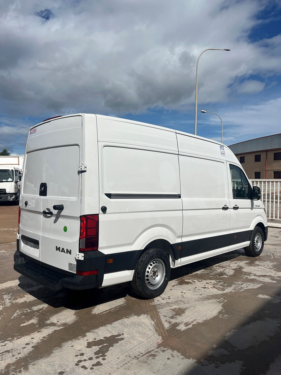 furgon-iso_FOTO2. Mebauto.jpg